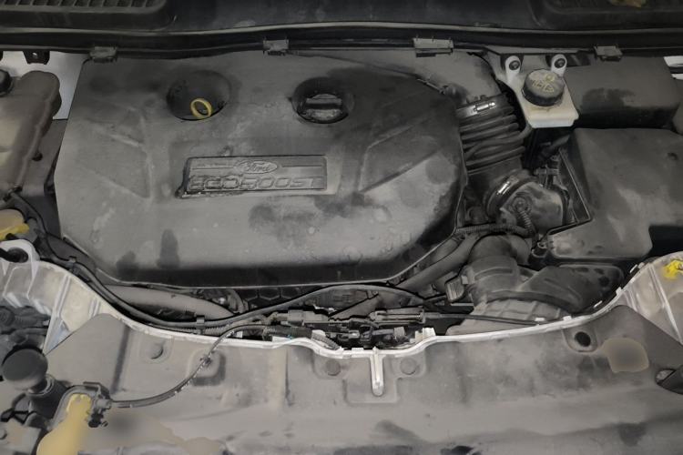 Used Ford Kuga 2015 2.0L GTDi Four-Wheel-Drive Sport Model Engine Bay