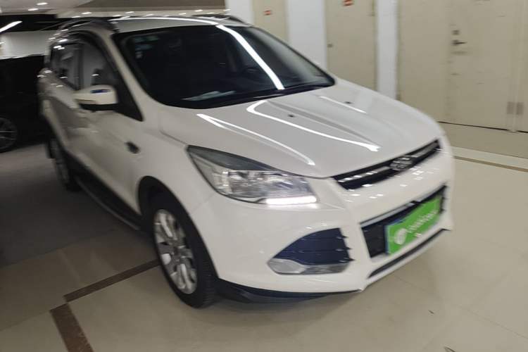Used Ford Kuga 2015 1.5L GTDi Two-Wheel-Drive Comfort Model Front Right 45 Deg