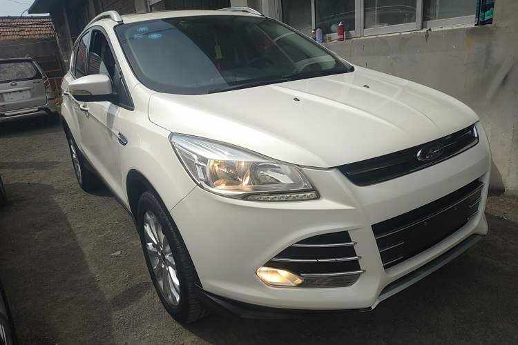 Used Ford Kuga 2015 1.5L GTDi Four-Wheel-Drive Elite Model Front Right 45 Deg