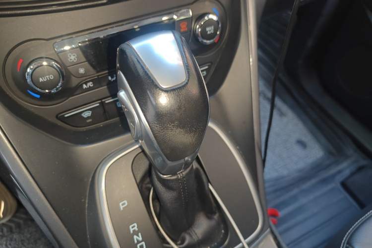 Used Ford Kuga 2015 2.0L GTDi Four-Wheel Drive Prestige Model Gear Lever