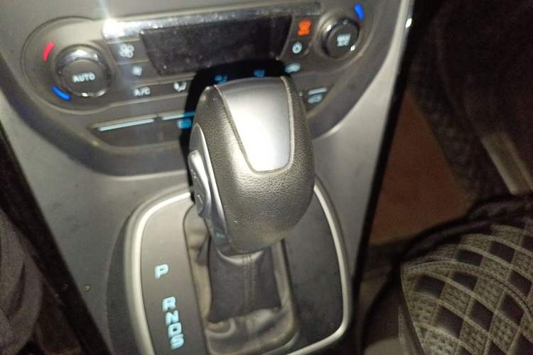 Used Ford Kuga 2015 2.0L GTDi Four-Wheel-Drive Sport Model Gear Lever