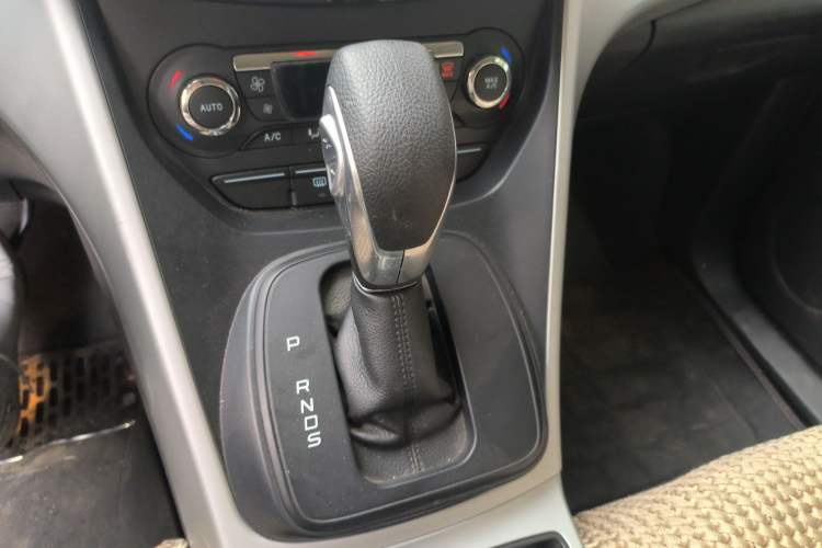 Used Ford Kuga 2015 1.5L GTDi Two-Wheel-Drive Comfort Model Gear Lever