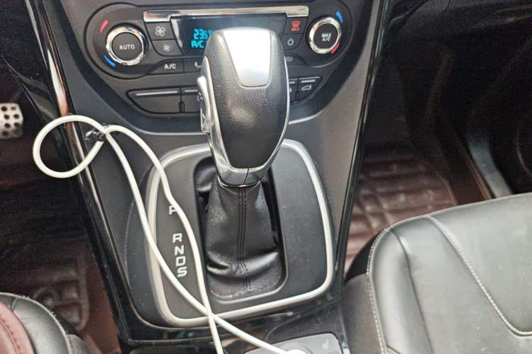 Used Ford Kuga 2015 2.0L GTDi Four-Wheel-Drive Sport Model Gear Lever