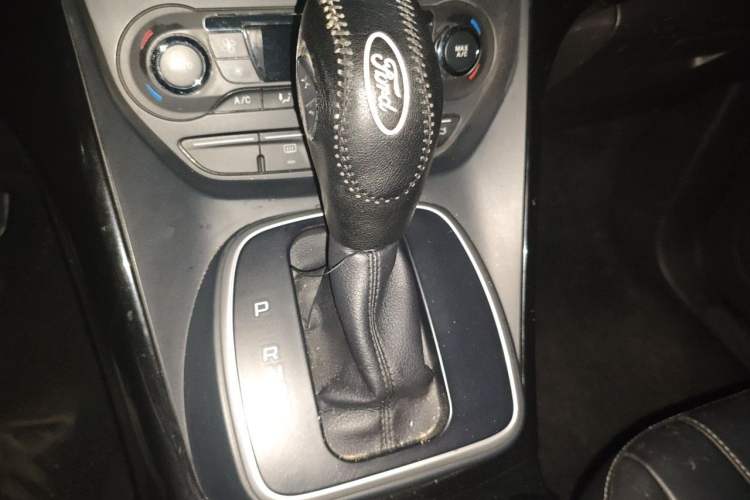 Used Ford Kuga 2015 2.0L GTDi Four-Wheel-Drive Sport Model Gear Lever