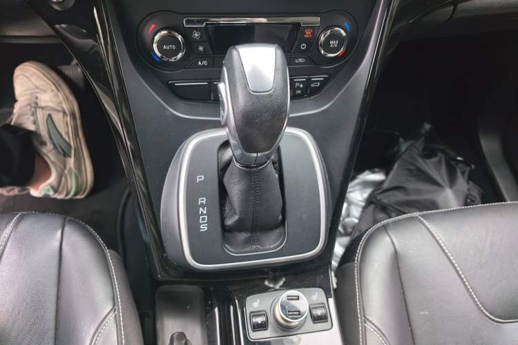 Used Ford Kuga 2015 2.0L GTDi Four-Wheel-Drive Sport Model Gear Lever