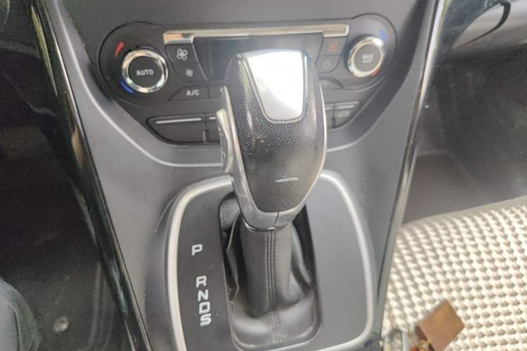 Used Ford Kuga 2015 2.0L GTDi Four-Wheel-Drive Sport Model Gear Lever
