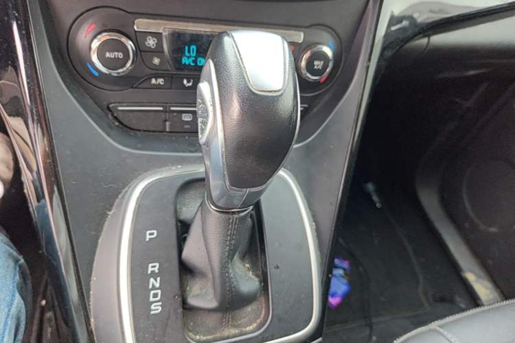 Used Ford Kuga 2015 2.0L GTDi Four-Wheel-Drive Sport Model Gear Lever