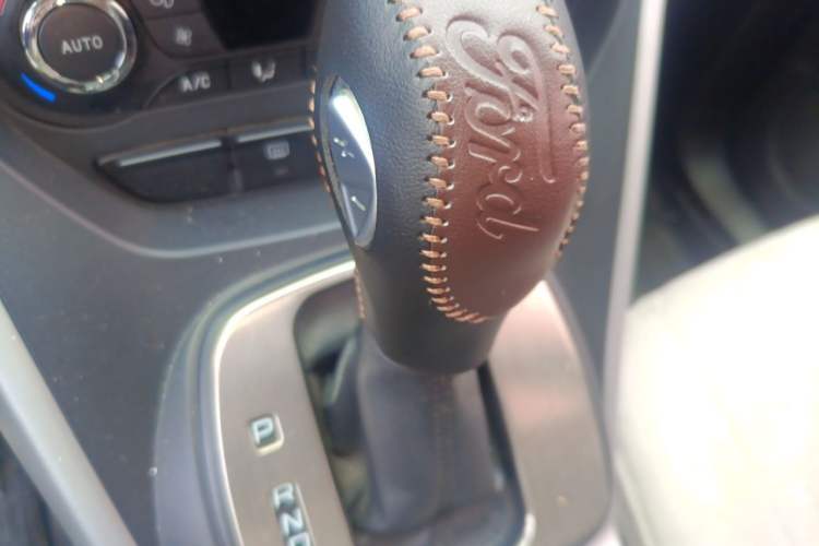 Used Ford Kuga 2015 1.5L GTDi Two-Wheel-Drive Comfort Model Gear Lever