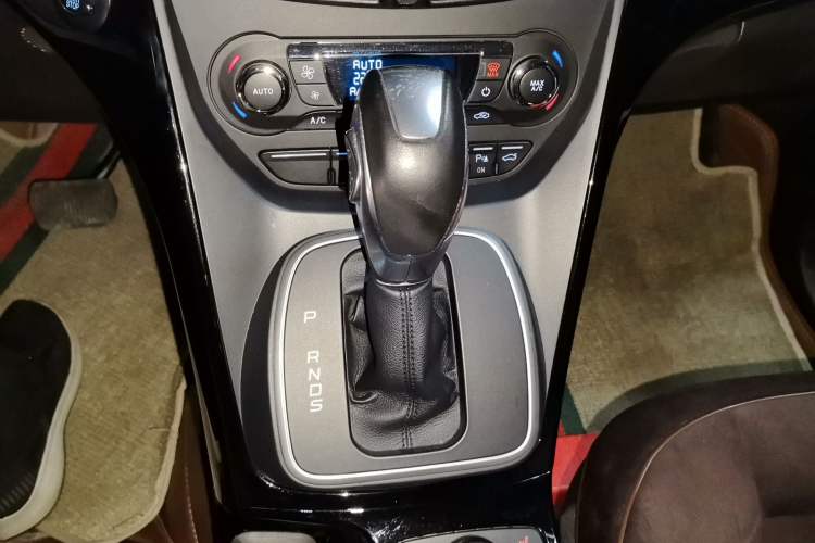 Used Ford Kuga 2015 2.0L GTDi Four-Wheel-Drive Sport Model Gear Lever