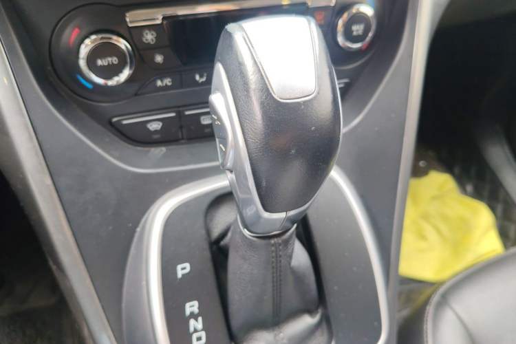 Used Ford Kuga 2015 2.0L GTDi Four-Wheel-Drive Sport Model Gear Lever