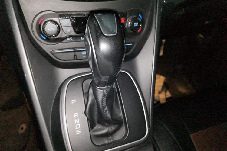 Used Ford Kuga 2015 1.5L GTDi Four-Wheel-Drive Elite Model Gear Lever