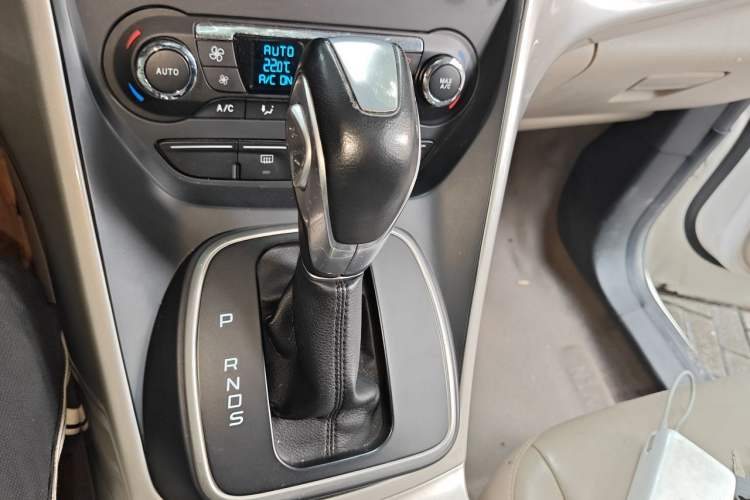 Used Ford Kuga 2015 2.0L GTDi Four-Wheel Drive Elite Model Gear Lever