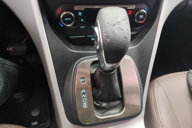 Used Ford Kuga 2015 1.5L GTDi Two-Wheel-Drive Comfort Model Gear Lever