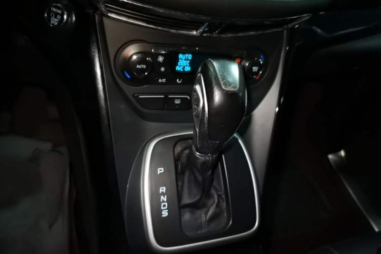 Used Ford Kuga 2015 2.0L GTDi Four-Wheel-Drive Sport Model Gear Lever