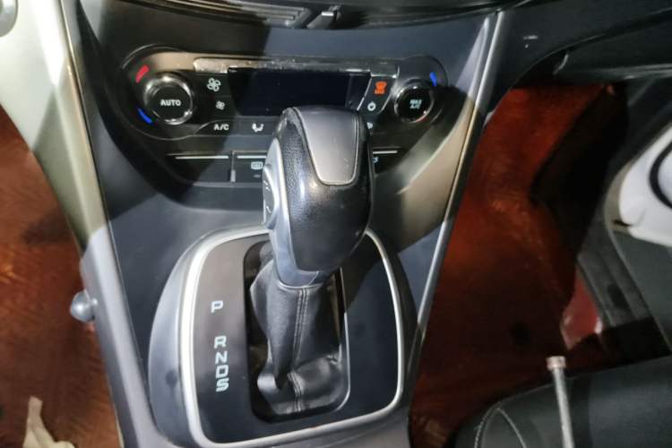 Used Ford Kuga 2015 2.0L GTDi Four-Wheel Drive Elite Model Gear Lever