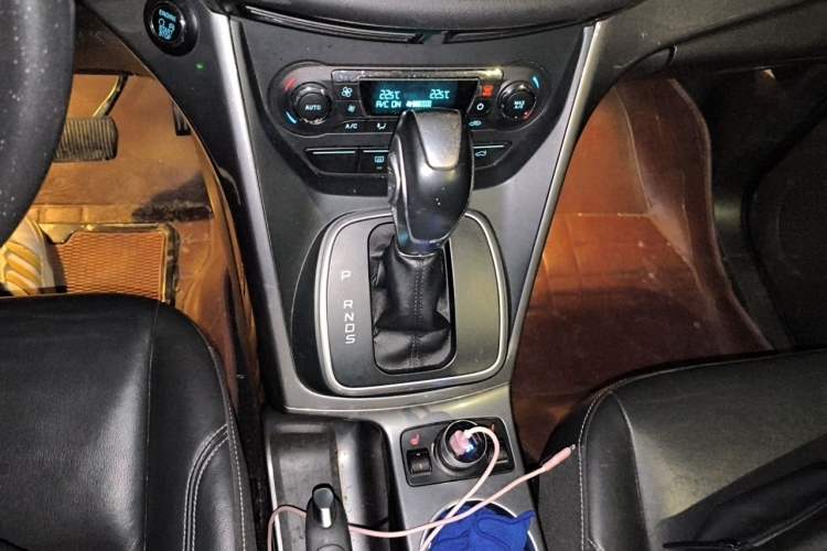 Used Ford Kuga 2015 1.5L GTDi Four-Wheel-Drive Elite Model Gear Lever