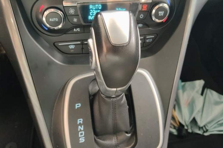 Used Ford Kuga 2015 2.0L GTDi Four-Wheel Drive Prestige Model Gear Lever