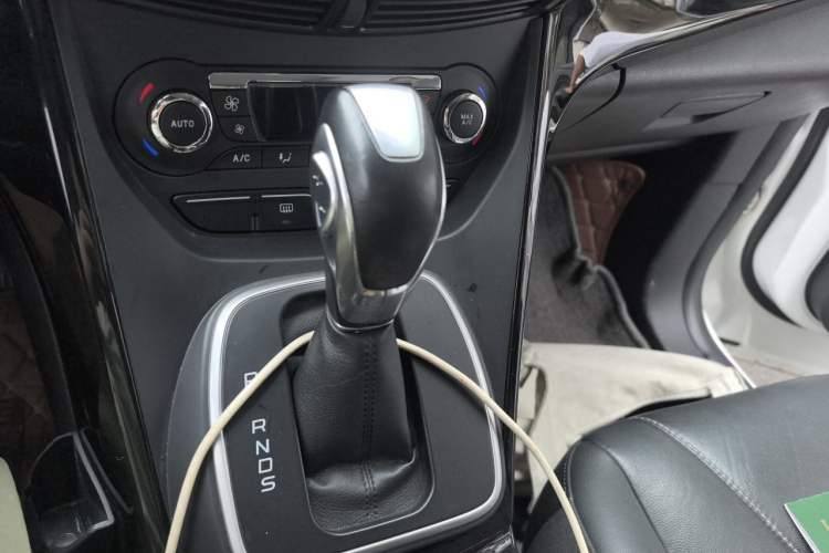 Used Ford Kuga 2015 2.0L GTDi Four-Wheel-Drive Sport Model Gear Lever