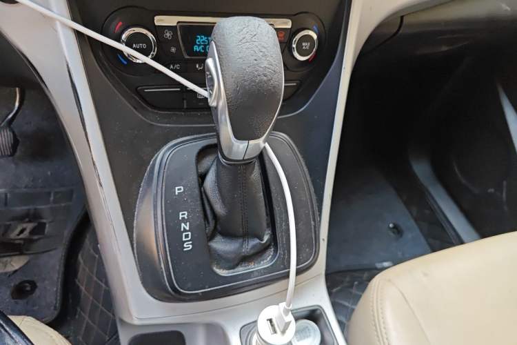 Used Ford Kuga 2015 1.5L GTDi Two-Wheel-Drive Comfort Model Gear Lever