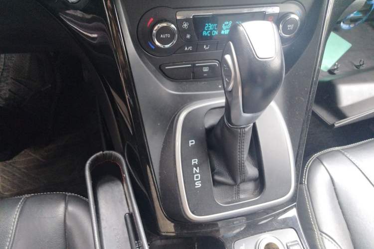 Used Ford Kuga 2015 2.0L GTDi Four-Wheel-Drive Sport Model Gear Lever