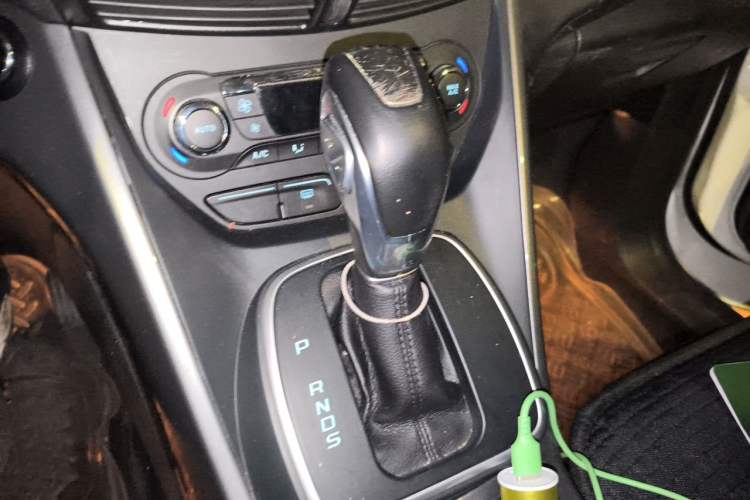 Used Ford Kuga 2015 2.0L GTDi Four-Wheel Drive Elite Model Gear Lever