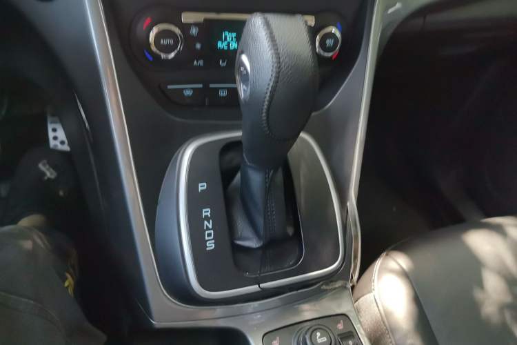 Used Ford Kuga 2015 2.0L GTDi Four-Wheel Drive Prestige Model Gear Lever