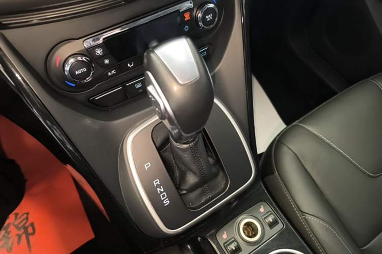 Used Ford Kuga 2015 2.0L GTDi Four-Wheel-Drive Sport Model Gear Lever
