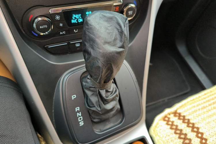 Used Ford Kuga 2015 1.5L GTDi Two-Wheel-Drive Comfort Model Gear Lever