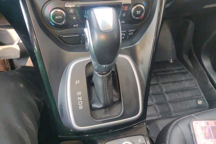 Used Ford Kuga 2015 2.0L GTDi Four-Wheel-Drive Sport Model Gear Lever