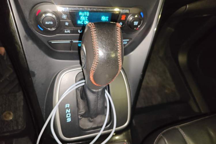 Used Ford Kuga 2015 2.0L GTDi Four-Wheel-Drive Sport Model Gear Lever