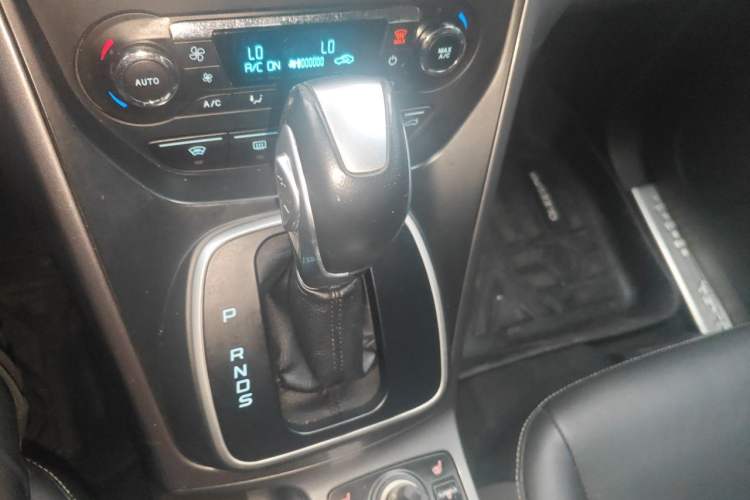 Used Ford Kuga 2015 2.0L GTDi Four-Wheel Drive Prestige Model Gear Lever