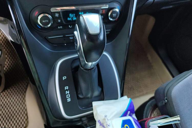 Used Ford Kuga 2015 2.0L GTDi Four-Wheel-Drive Sport Model Gear Lever