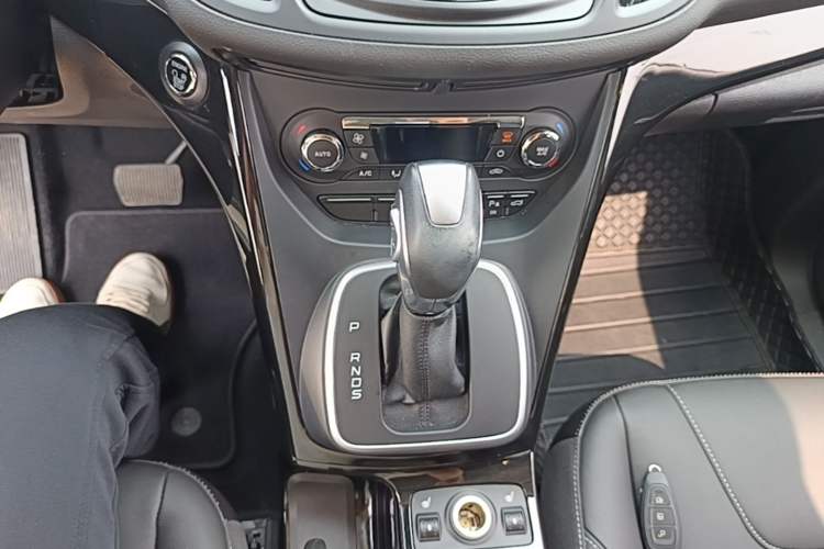 Used Ford Kuga 2015 2.0L GTDi Four-Wheel-Drive Sport Model Gear Lever