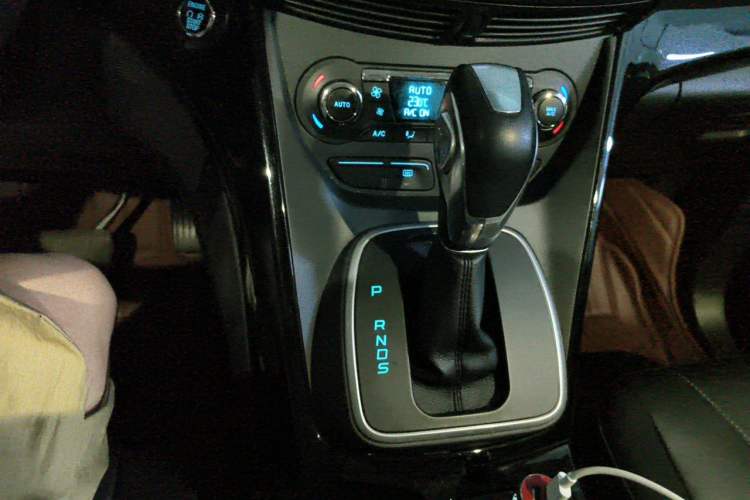 Used Ford Kuga 2015 2.0L GTDi Four-Wheel-Drive Sport Model Gear Lever