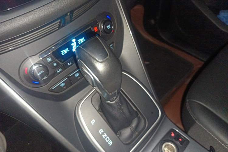 Used Ford Kuga 2015 2.0L GTDi Four-Wheel Drive Prestige Model Gear Lever