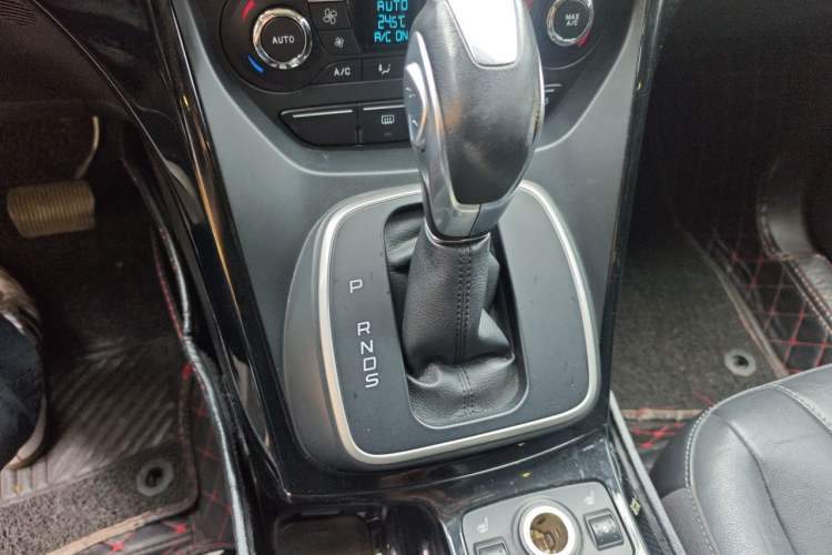 Used Ford Kuga 2015 2.0L GTDi Four-Wheel-Drive Sport Model Gear Lever