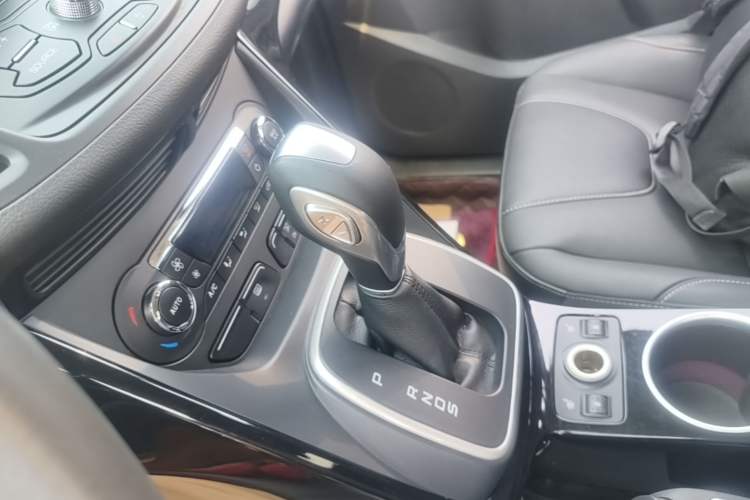 Used Ford Kuga 2015 2.0L GTDi Four-Wheel-Drive Sport Model Gear Lever