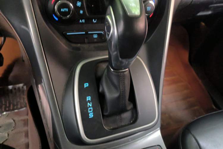Used Ford Kuga 2015 2.0L GTDi Four-Wheel Drive Elite Model Gear Lever