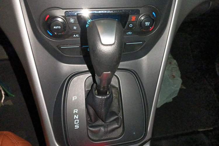 Used Ford Kuga 2015 1.5L GTDi Two-Wheel-Drive Comfort Model Gear Lever