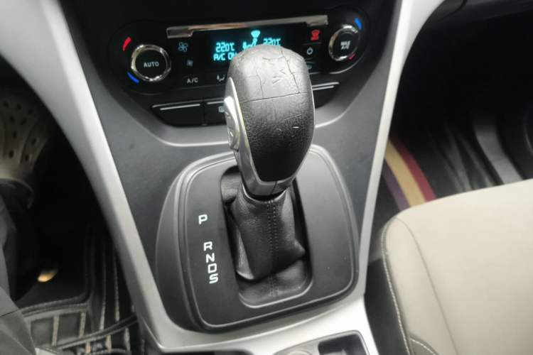 Used Ford Kuga 2015 1.5L GTDi Two-Wheel-Drive Comfort Model Gear Lever