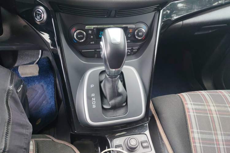 Used Ford Kuga 2015 2.0L GTDi Four-Wheel-Drive Sport Model Gear Lever