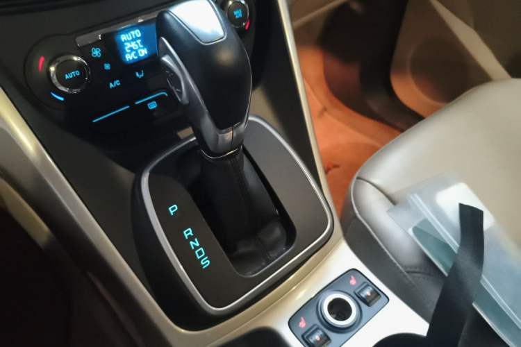 Used Ford Kuga 2015 2.0L GTDi Four-Wheel Drive Elite Model Gear Lever