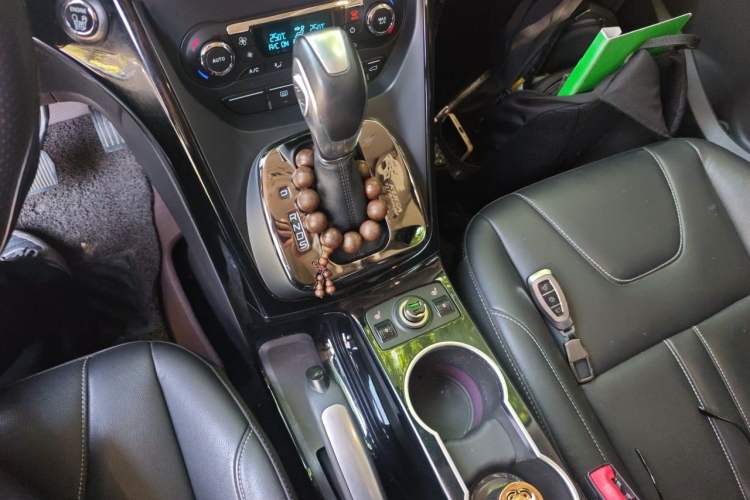 Used Ford Kuga 2015 2.0L GTDi Four-Wheel-Drive Sport Model Gear Lever