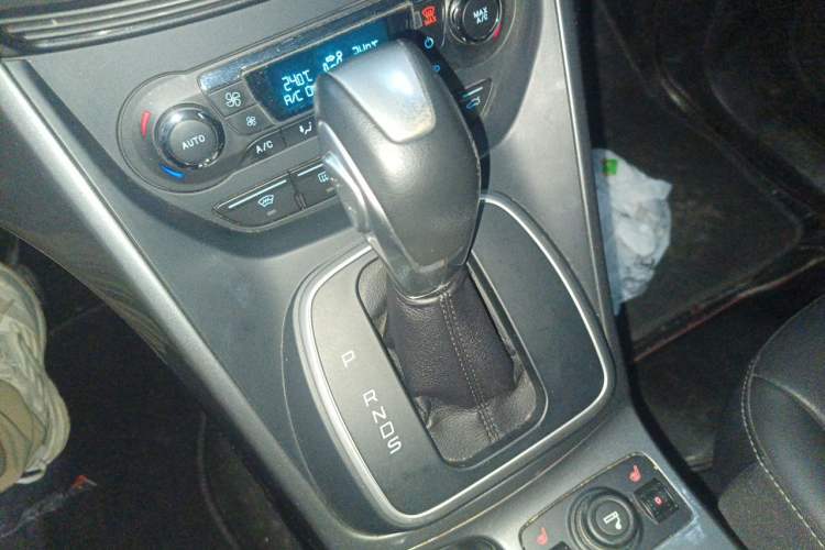 Used Ford Kuga 2015 2.0L GTDi Four-Wheel-Drive Sport Model Gear Lever