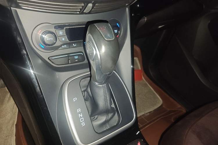 Used Ford Kuga 2015 2.0L GTDi Four-Wheel-Drive Sport Model Gear Lever