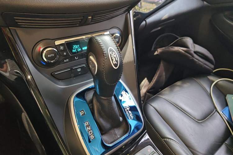 Used Ford Kuga 2015 2.0L GTDi Four-Wheel-Drive Sport Model Gear Lever