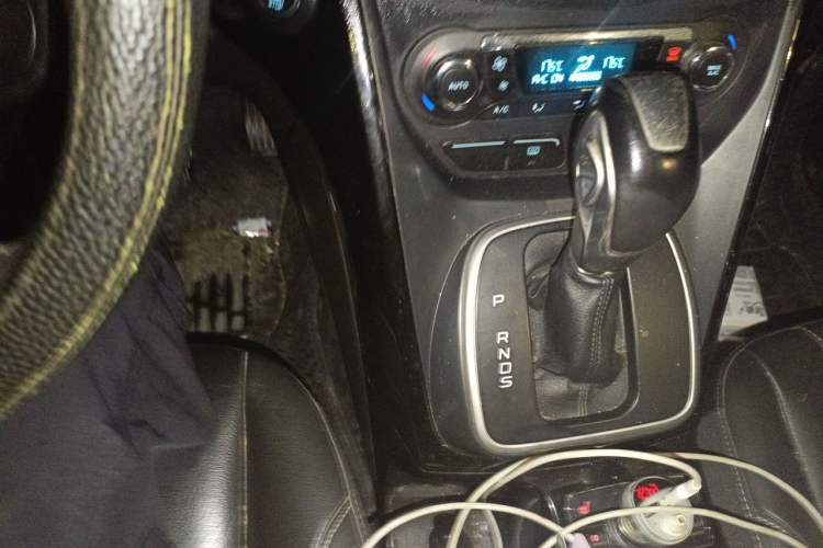 Used Ford Kuga 2015 2.0L GTDi Four-Wheel-Drive Sport Model Gear Lever
