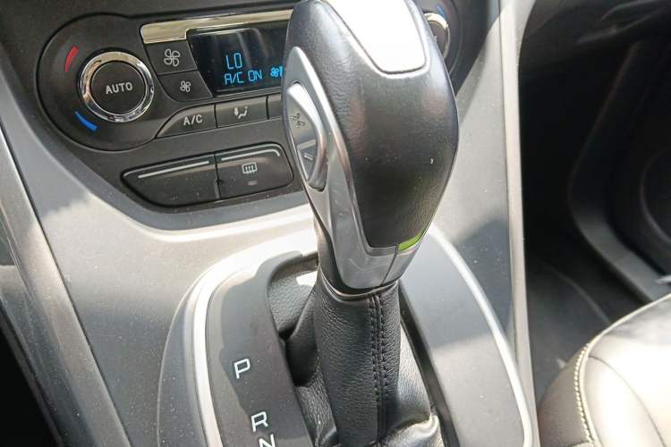Used Ford Kuga 2015 2.0L GTDi Four-Wheel Drive Elite Model Gear Lever