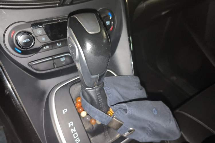 Used Ford Kuga 2015 2.0L GTDi Four-Wheel-Drive Sport Model Gear Lever