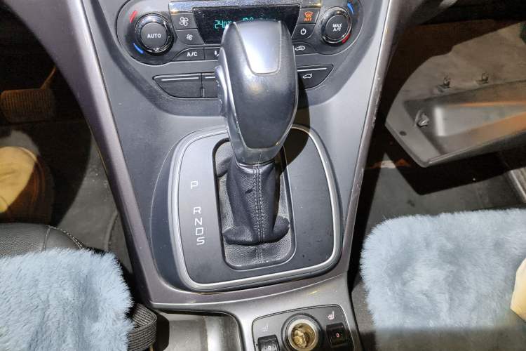 Used Ford Kuga 2015 1.5L GTDi Four-Wheel-Drive Elite Model Gear Lever